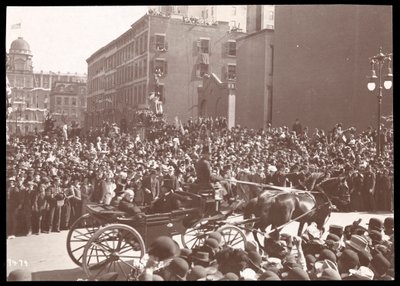 Vista de la multitud y un carruaje tirado por caballos en el Desfile de Dewey en la Quinta Avenida, Nueva York, 1899 de Byron Company